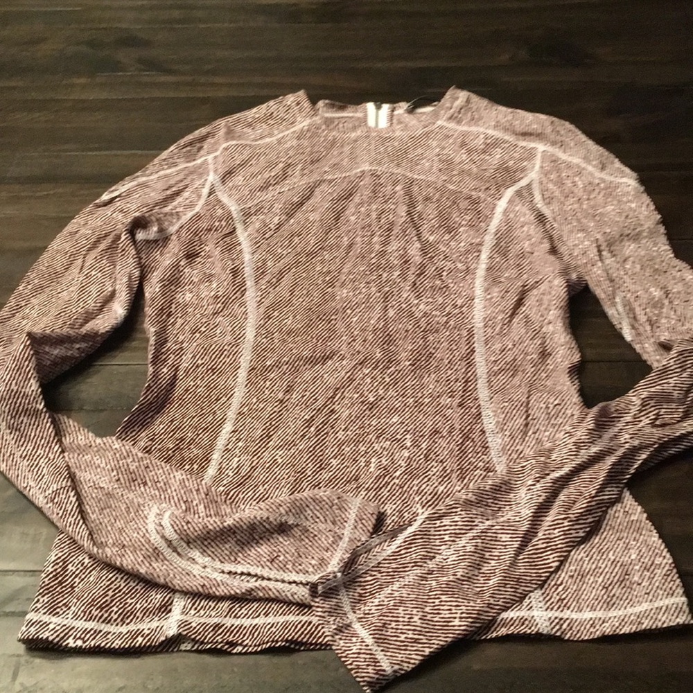 Workout top with back zipper